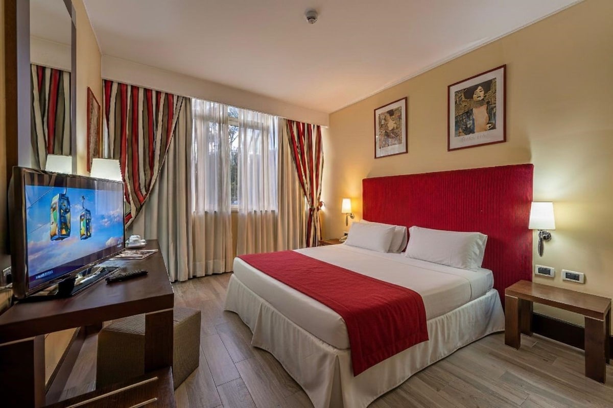 Classic Double or Twin Room | Minibar, in-room safe, desk, blackout curtains