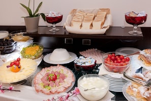 Free daily English breakfast