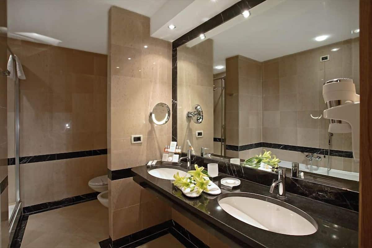 Single Room | Bathroom | Hair dryer, bidet, towels, soap