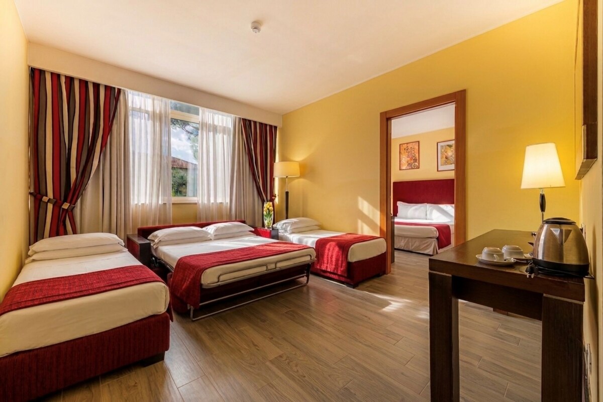 Family Room | Minibar, in-room safe, desk, blackout curtains
