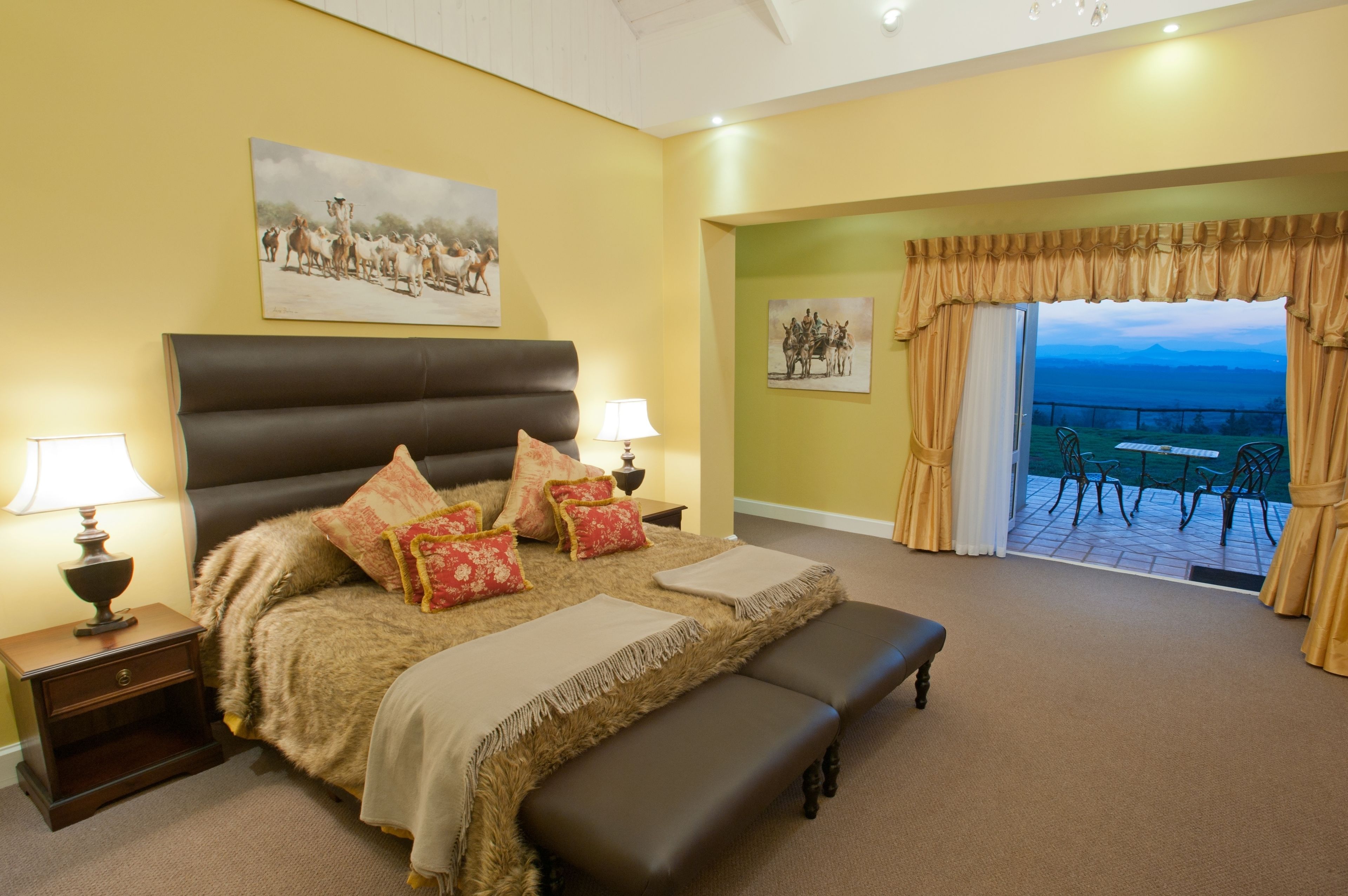 أغطية فراش متميزة وميني بار وخزنة داخل الغرفة وتجهيزات عازلة للصوت