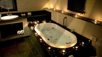 Separate bathtub and shower, deep-soaking bathtub, free toiletries
