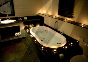 Separate tub and shower, deep soaking tub, free toiletries, hair dryer