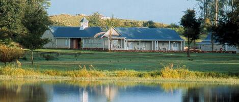 Deluxe Suite, 1 King Bed (Dam Facing) | Premium bedding, minibar, in-room safe, soundproofing