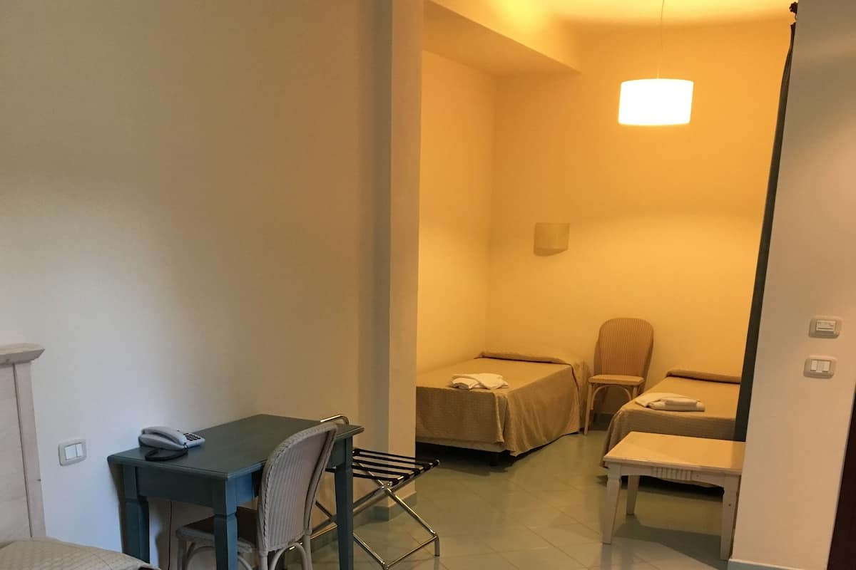 Vierbettzimmer | 1 Schlafzimmer, Minibar, Zimmersafe, Schreibtisch