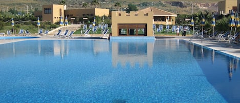 2 piscines extérieures, parasols de plage