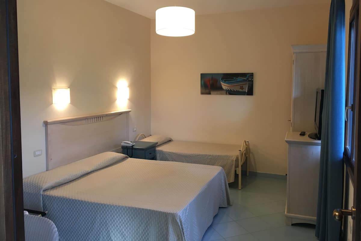 Dreibettzimmer | 1 Schlafzimmer, Minibar, Zimmersafe, Schreibtisch