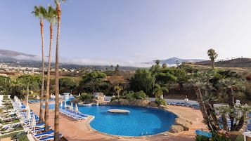 Una piscina al aire libre (de 10:00 a 18:00), sombrillas, tumbonas