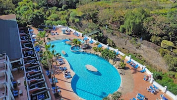 Piscina externa, funciona das 10h às 18h, guarda-sóis, espreguiçadeiras