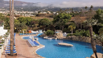 Una piscina al aire libre (de 10:00 a 18:00), sombrillas, tumbonas