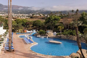 Outdoor pool, open 10 AM to 6 PM, pool umbrellas, pool loungers - BLUESEA Costa Jardín Spa (Puerto de la Cruz)