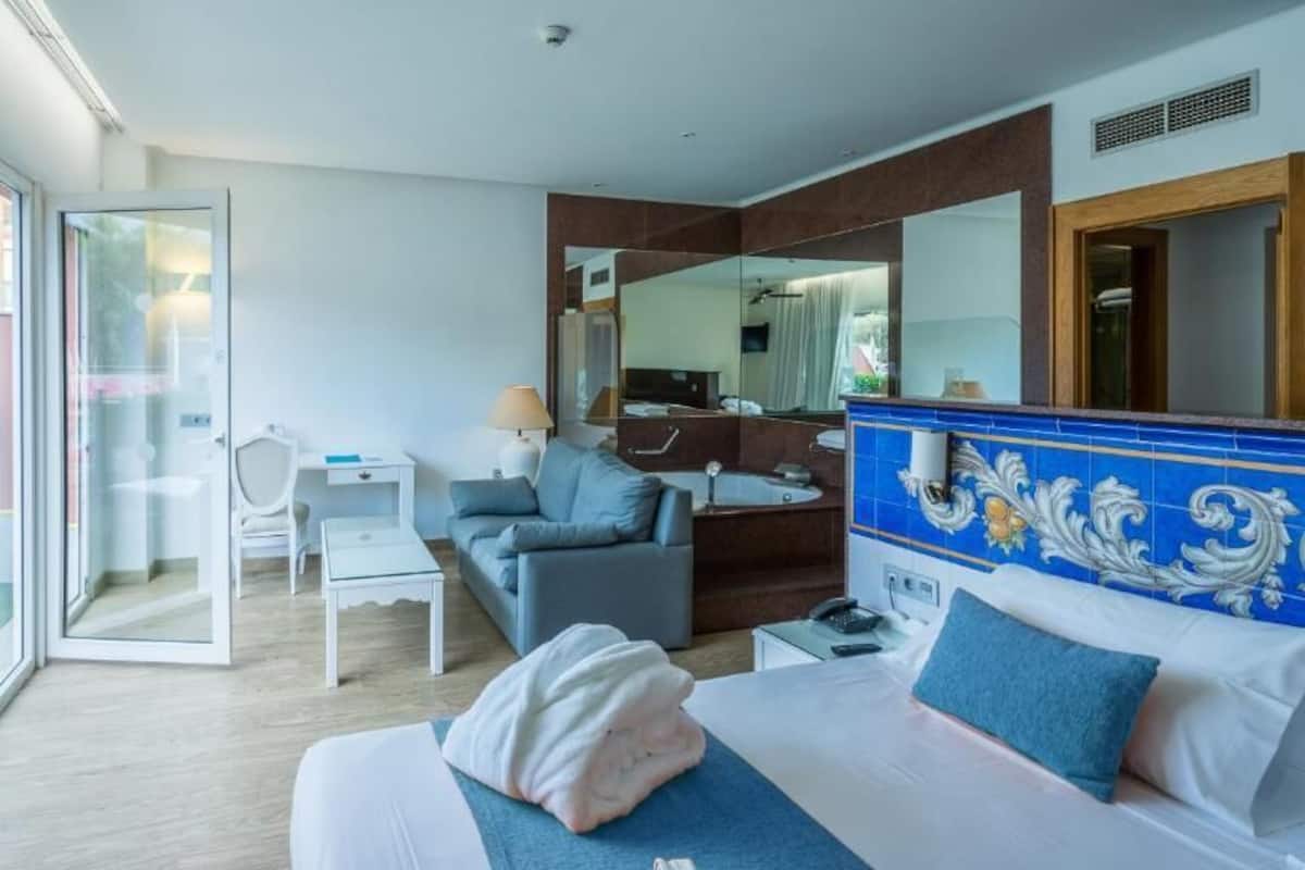Minibar, meja kerja, tirai kedap cahaya, dan Wi-Fi gratis