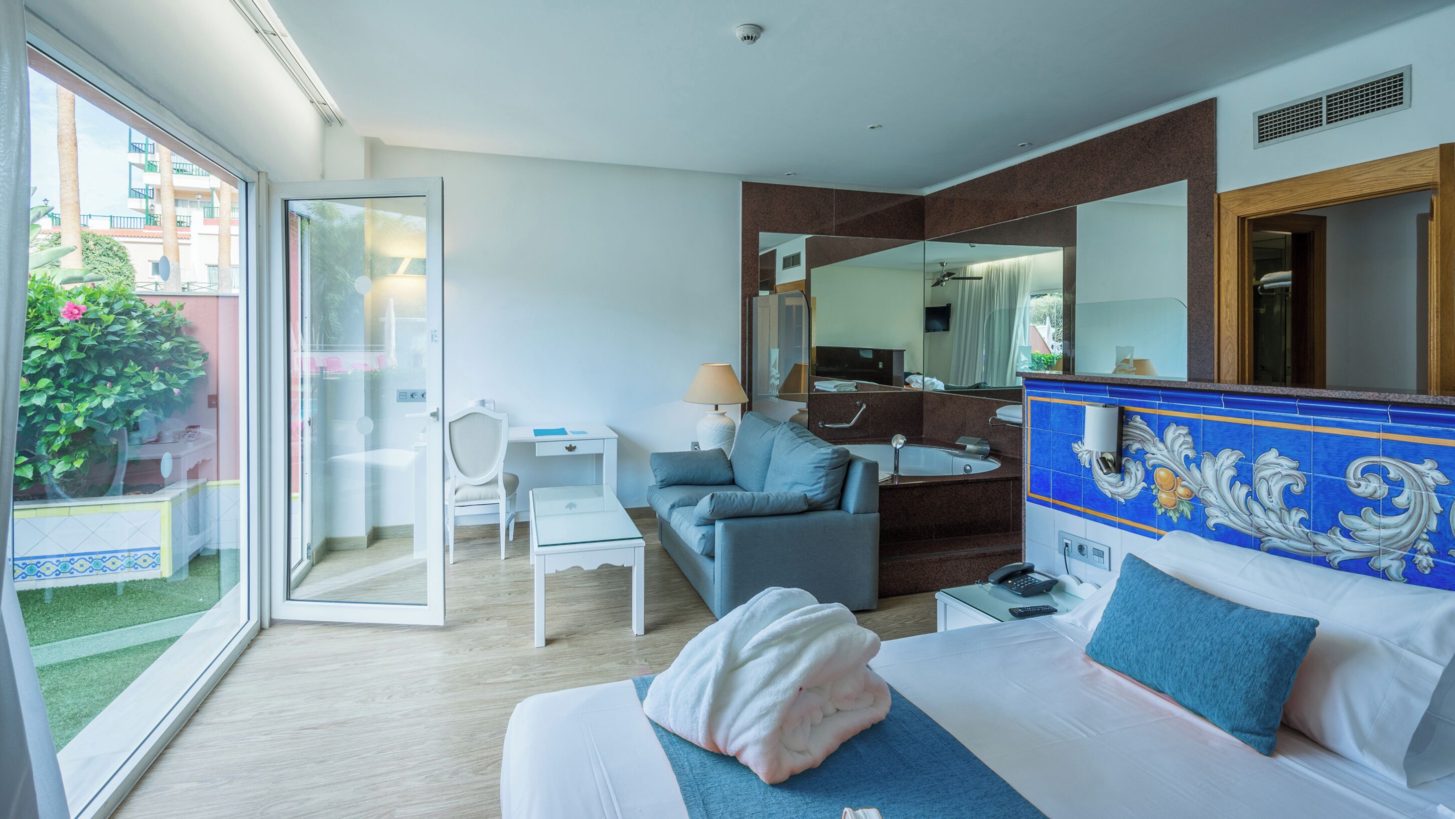 Minibar, desk, blackout curtains, free WiFi