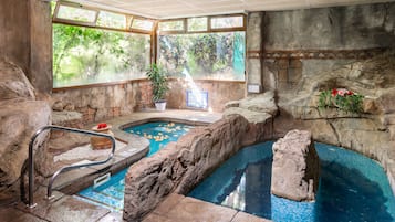 Een sauna, een bubbelbad, een stoombad, een Turks bad/hammam