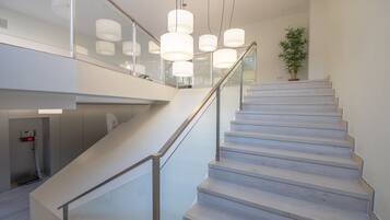 Een 32-inch flatscreentelevisie met digitale zenders en een televisie