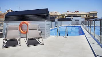 Piscine extérieure (ouverte en saison), chaises longues
