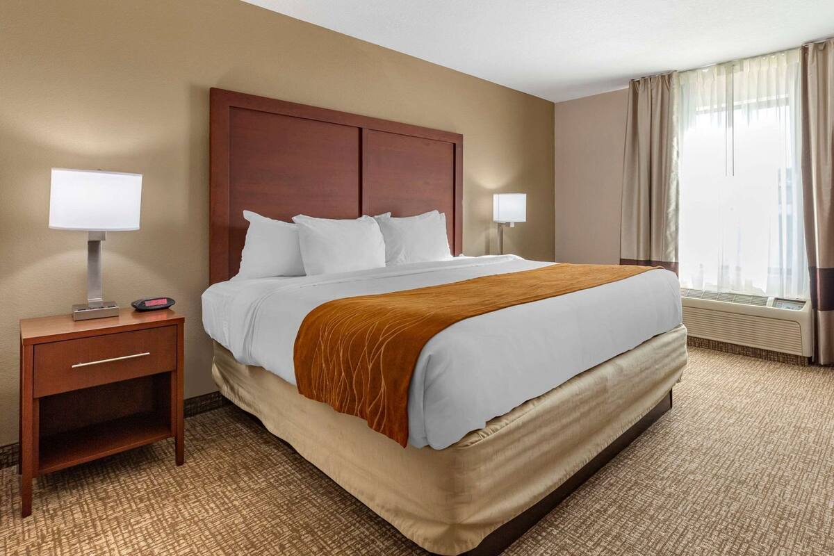 Premium bedding, down duvets, pillow-top beds, desk