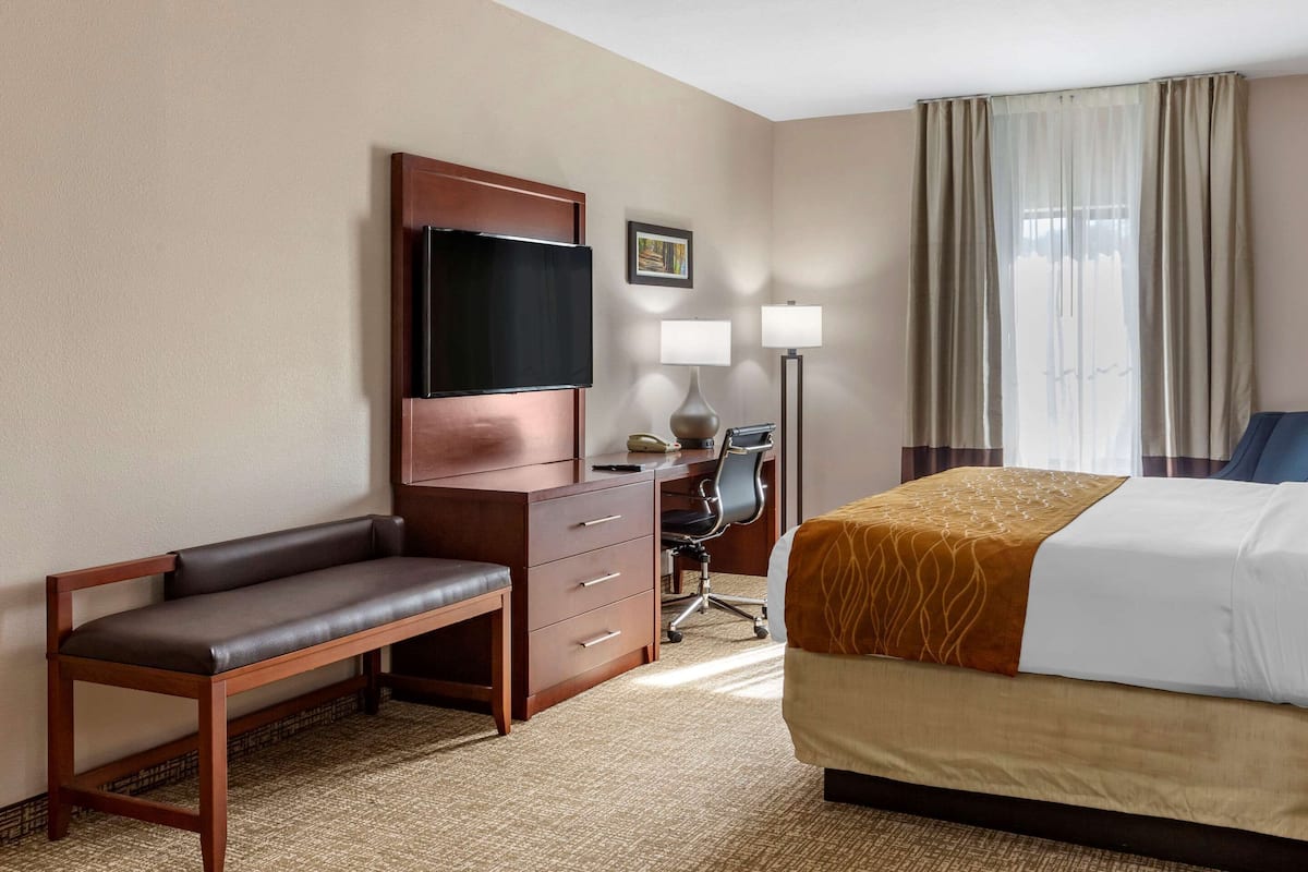 Zimmer, 1 King-Bett, barrierefrei, Nichtraucher | Hochwertige Bettwaren, Daunenbettdecken, Pillowtop-Betten, Schreibtisch