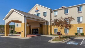 Un hôtel Comfort Inn doté d’une entrée abritée, d’un parking et d’une place de stationnement accessible aux personnes à mobilité réduite.