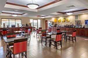 Café da manhã com buffet grátis todos os dias