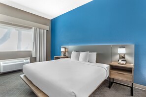 Premium bedding, desk, blackout curtains, iron/ironing board - Comfort Suites Nacogdoches (Nacogdoches)