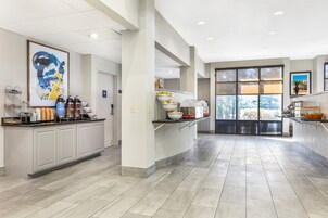Una cocina moderna con barra desayunadora, ventanas amplias y vistas al exterior.