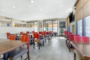 朝食 (ビュッフェ 、無料)