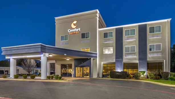 A Comfort Suites hotel with a modern design, featuring a covered entrance and multiple floors. - Comfort Suites Nacogdoches (Nacogdoches)