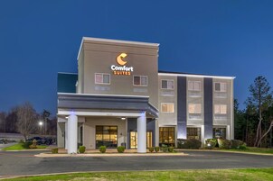 Un hotel Comfort Suites con un diseño moderno, que cuenta con una entrada destacada y varias ventanas.