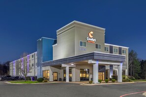 A Comfort Suites hotel with a modern design, featuring a covered entrance and multiple windows. - Comfort Suites Nacogdoches (Nacogdoches)