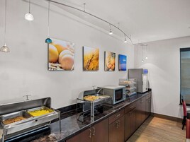 Free continental breakfast on weekdays