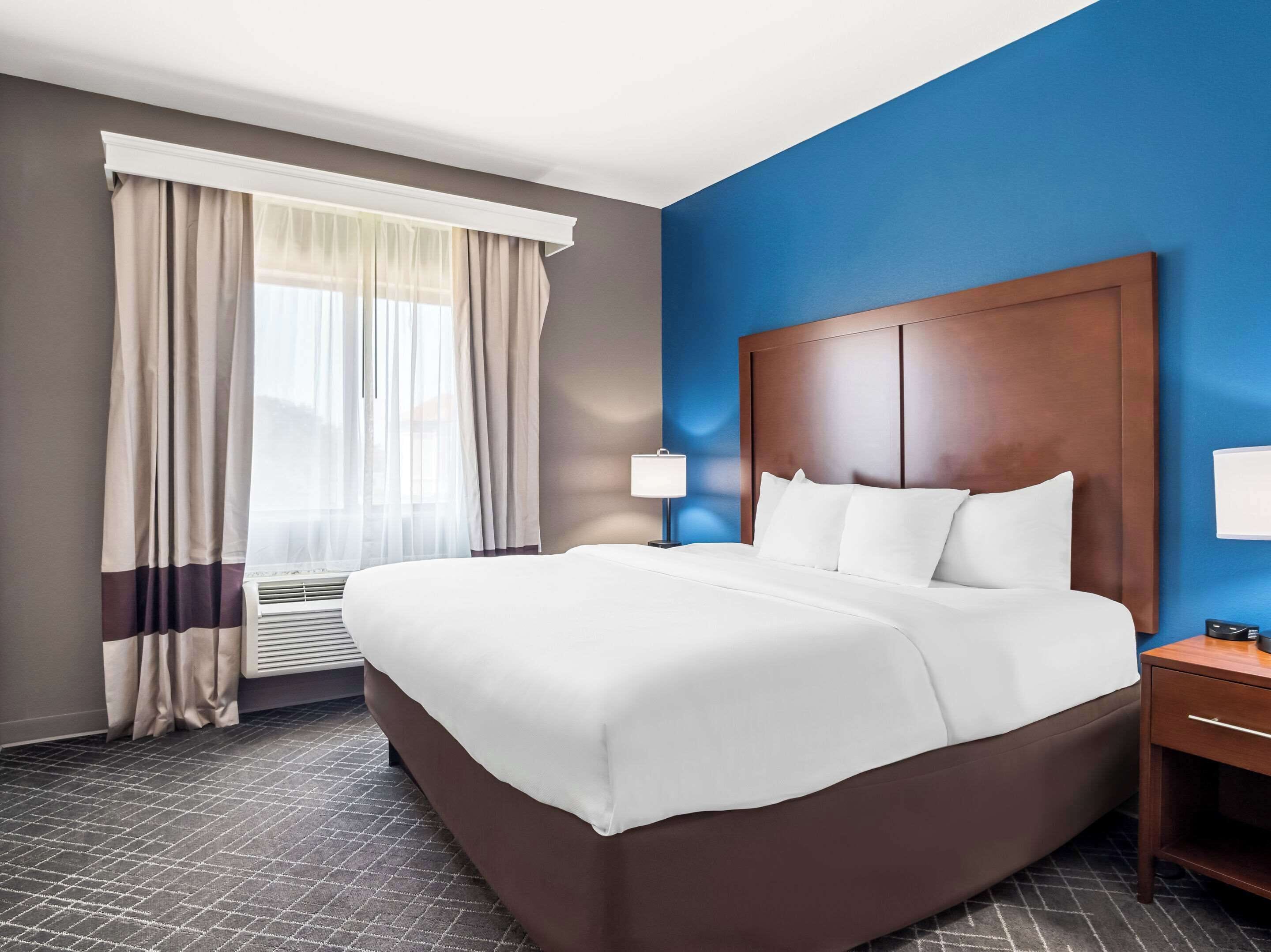 suite, non smoking | premium bedding, desk, iron/ironing board, free cots/infant beds