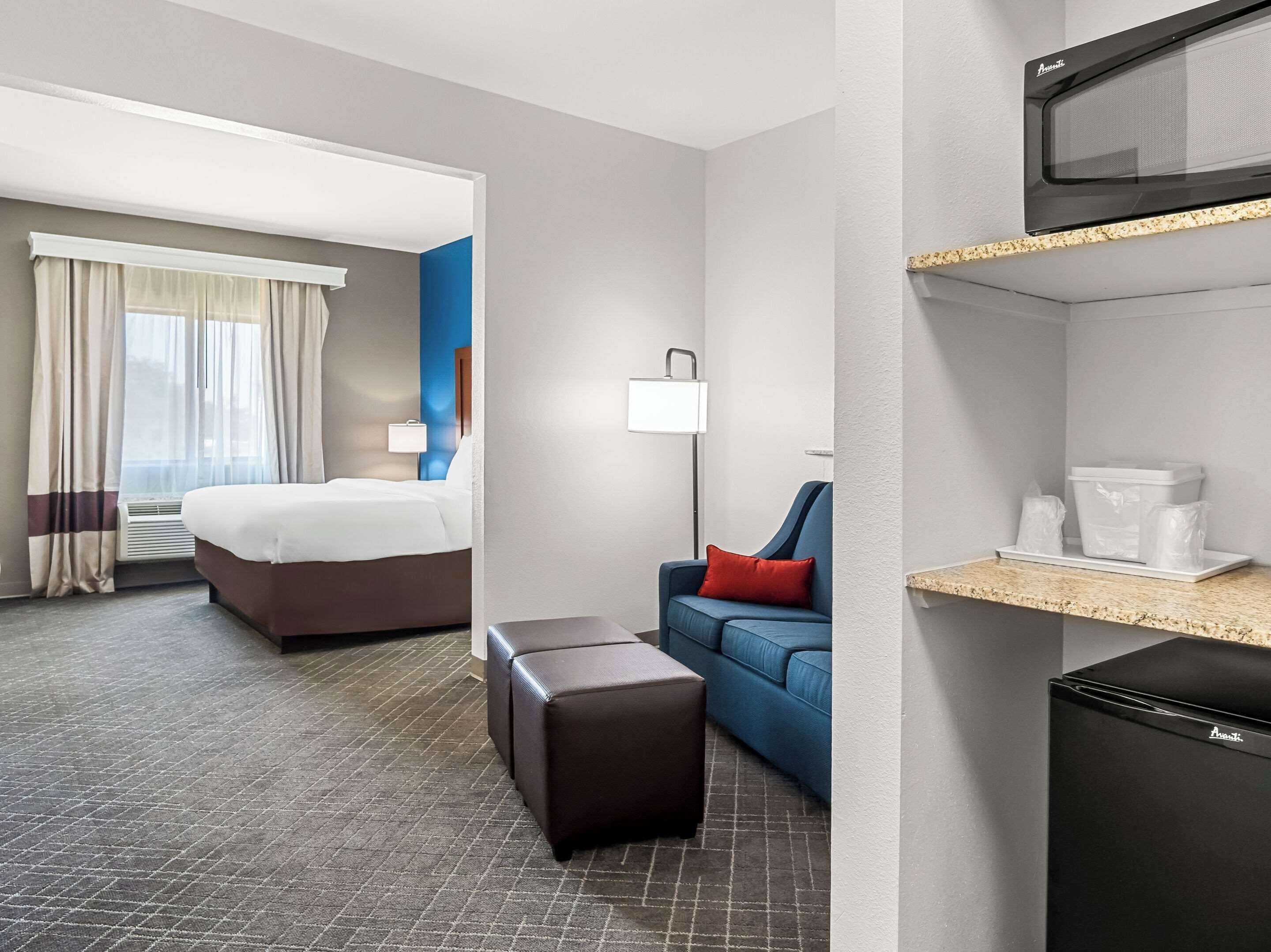 Suite, Non Smoking | Premium bedding, desk, iron/ironing board, free cribs/infant beds