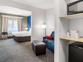 Suite, Non Smoking | Premium bedding, desk, iron/ironing board, free cribs/infant beds