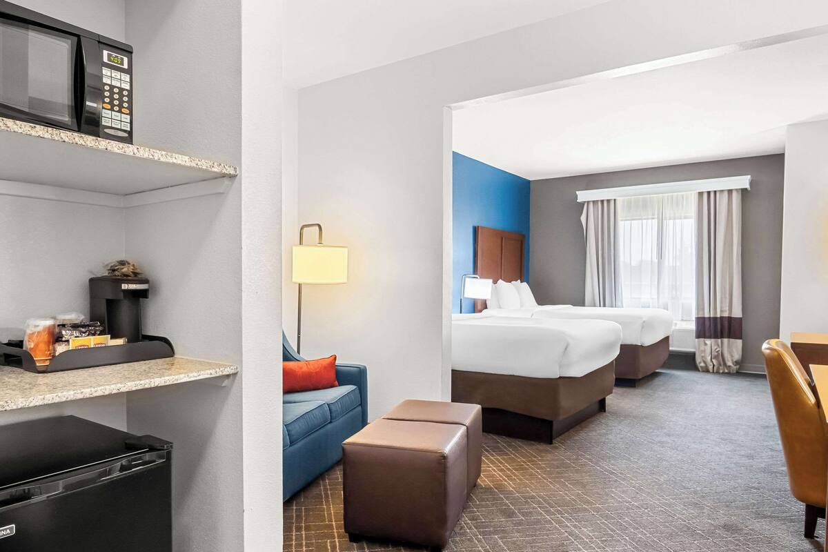 suite, non smoking | premium bedding, desk, iron/ironing board, free cots/infant beds