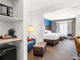 Suite, Non Smoking | Premium bedding, desk, iron/ironing board, free cribs/infant beds