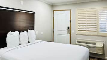 Chambre, 1 grand lit, accessible aux personnes à mobilité réduite, non-fumeurs | Bureau, rideaux occultants, fer et planche à repasser, Wi-Fi gratuit