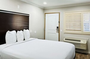 Standard Room, Queen Bed, Accessible Roll-In Shower, Non Smoking | 1 bedroom, desk, blackout drapes, iron/ironing board