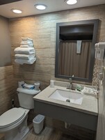 Bañera con ducha, artículos de tocador gratuitos, secador de pelo