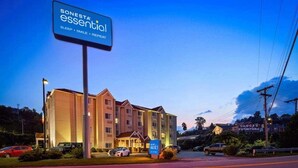 Un hotel con un cartel que dice "SONESTA ESSENTIAL" y un anuncio para "CRUCK'S FURNITURE".