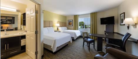 Studio suite, 2 tweepersoonsbedden, keuken | Een kluis op de kamer, een bureau, een strijkplank/strijkijzer