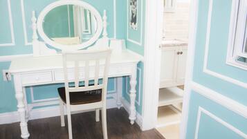 Tiffany Room | In-room safe, desk, iron/ironing board, cribs/infant beds