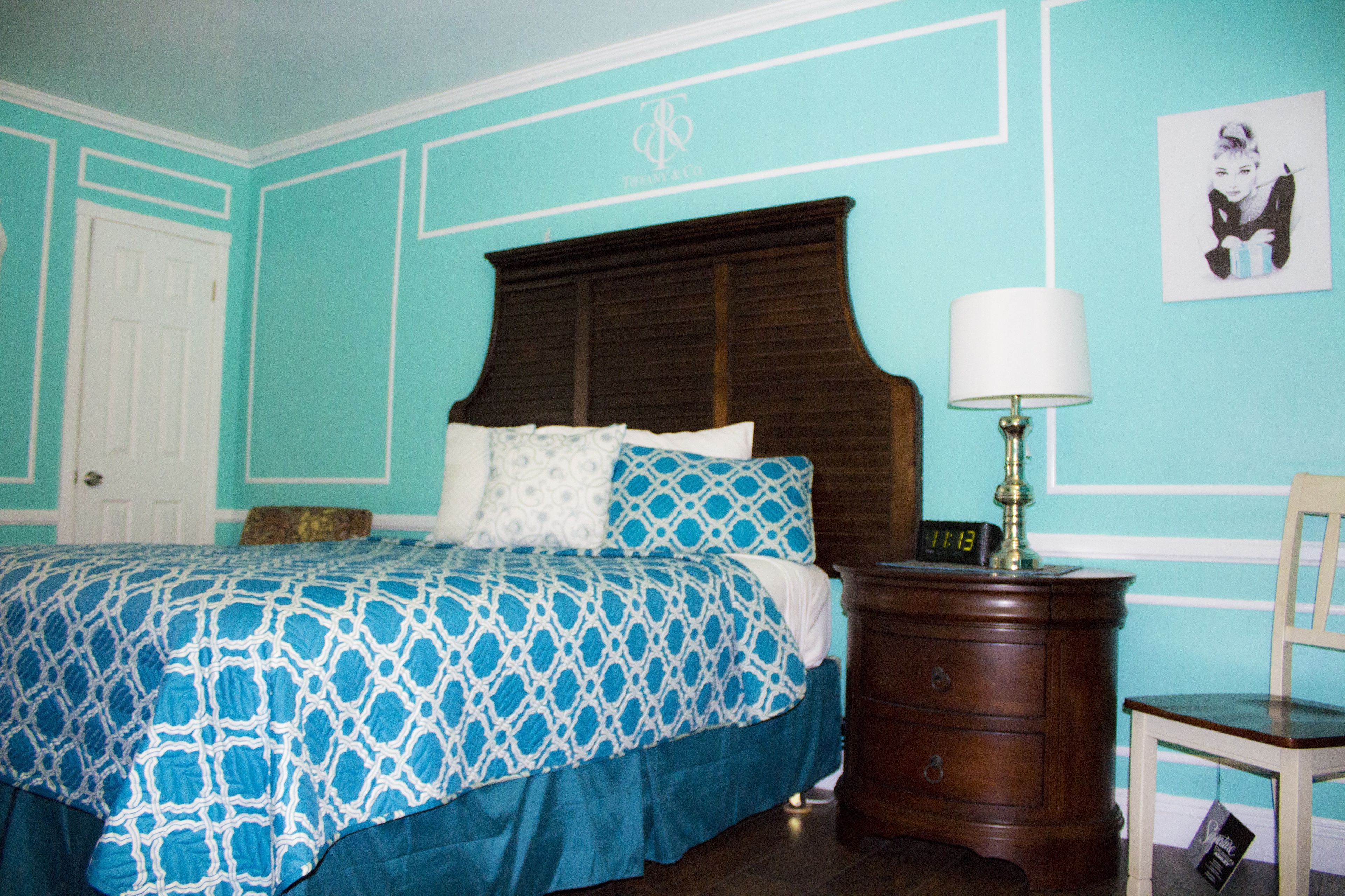 Tiffany Room | In-room safe, desk, iron/ironing board, cribs/infant beds