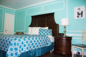 Tiffany Room | In-room safe, desk, iron/ironing board, cribs/infant beds - Travel Inn And Suites (Victorville)