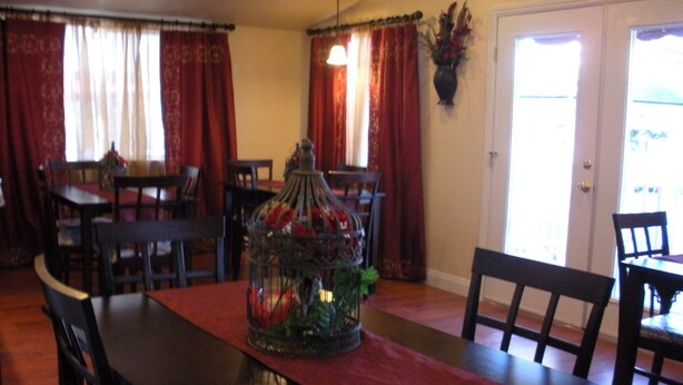 A dining area with a long table, chairs, and a decorative centerpiece. - Travel Inn And Suites (Victorville)