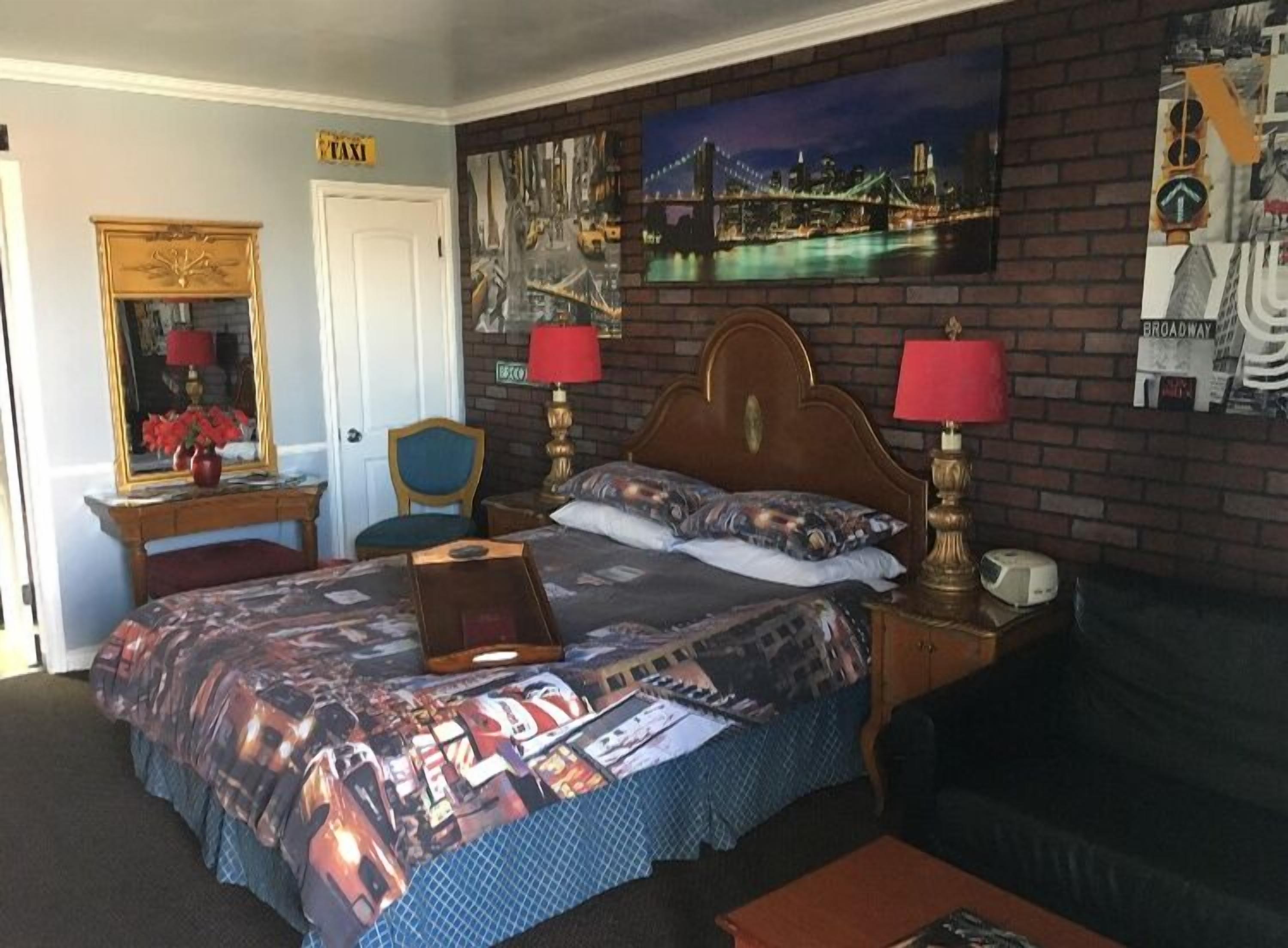 Safe på rommet, skrivebord, strykejern/-brett og barnesenger