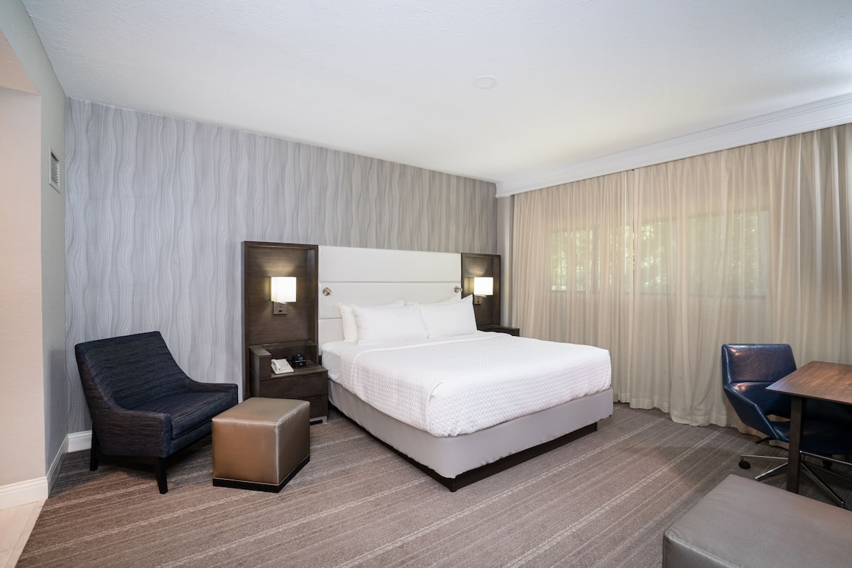 Luxe beddengoed, een bureau, verduisterende gordijnen