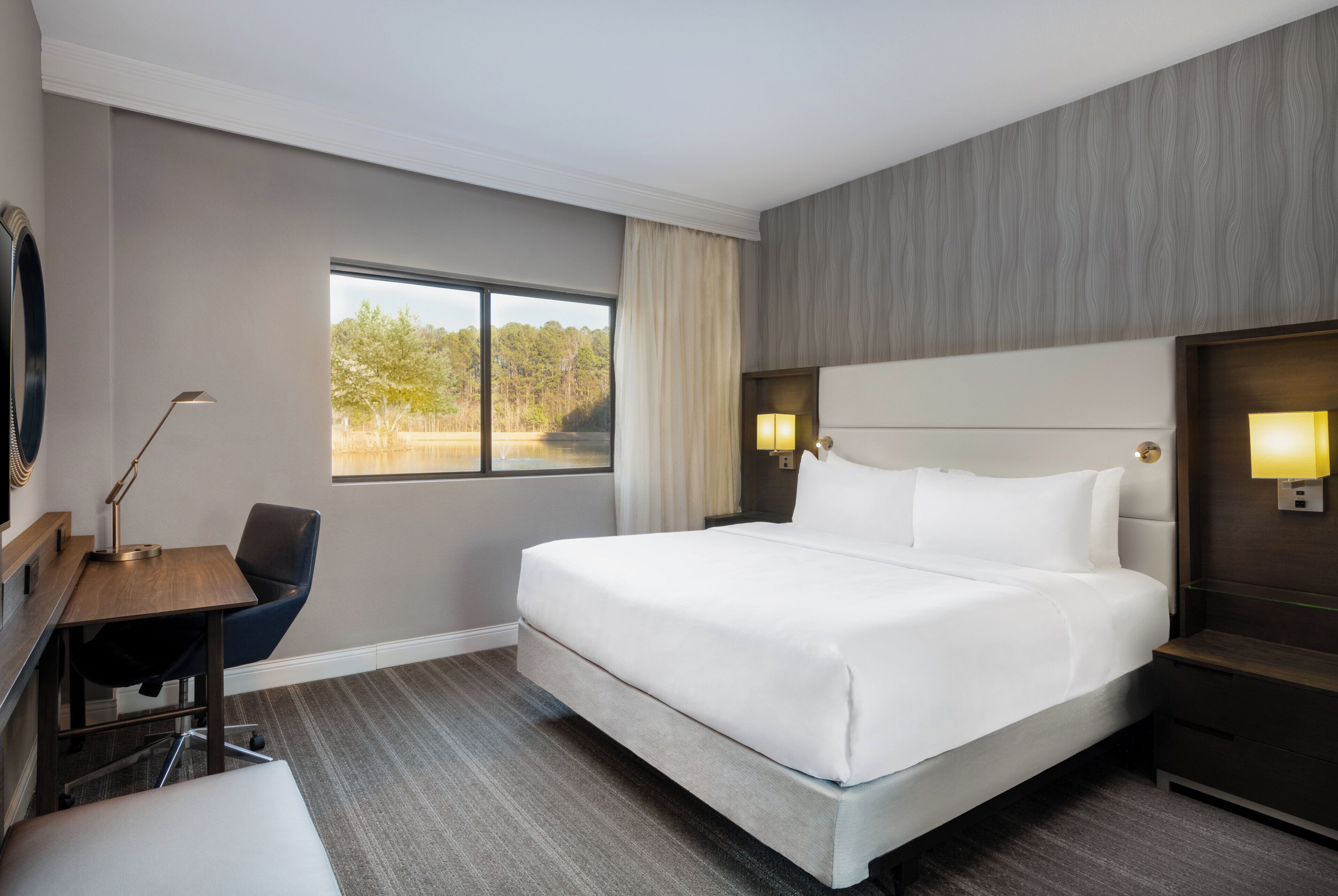 高档床上用品、办公桌、遮光窗帘、熨斗/熨衣板