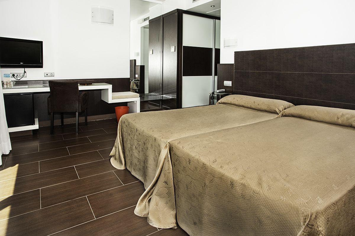 economy double room | minibar, desk, blackout curtains, soundproofing