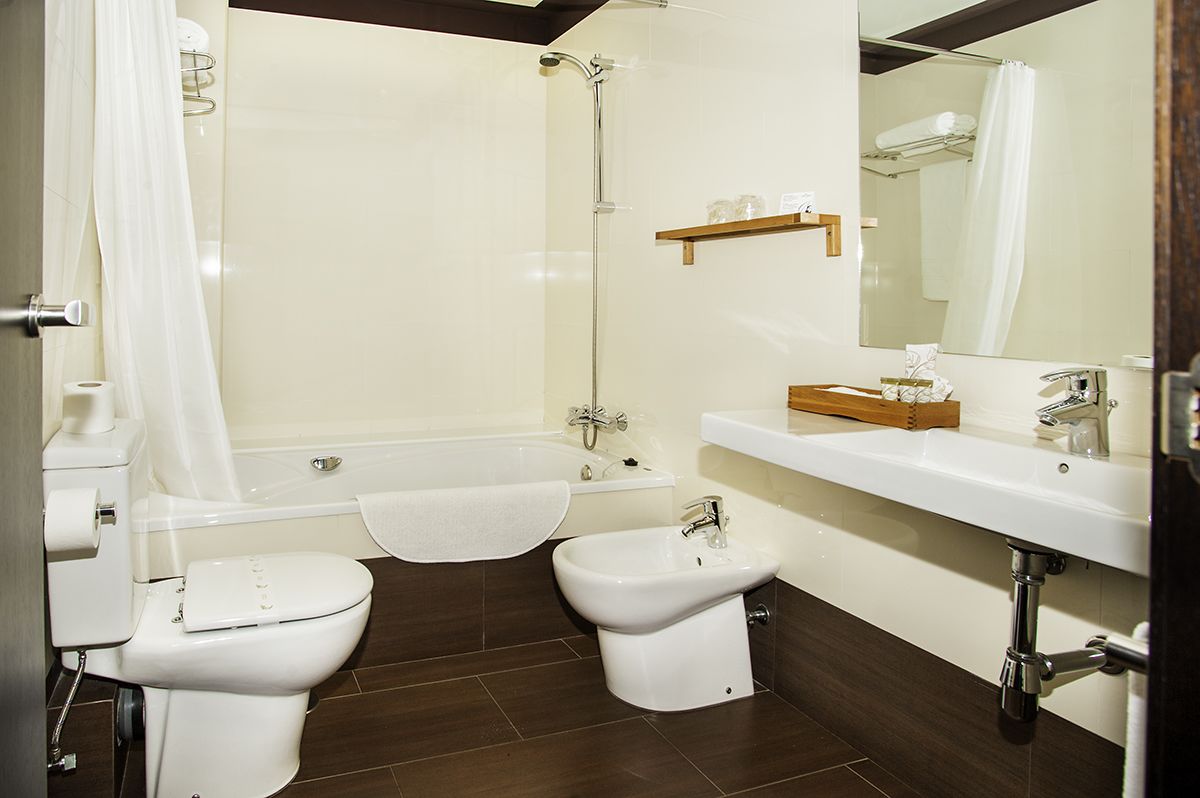 bathtub, deep-soaking bathtub, free toiletries, hair dryer